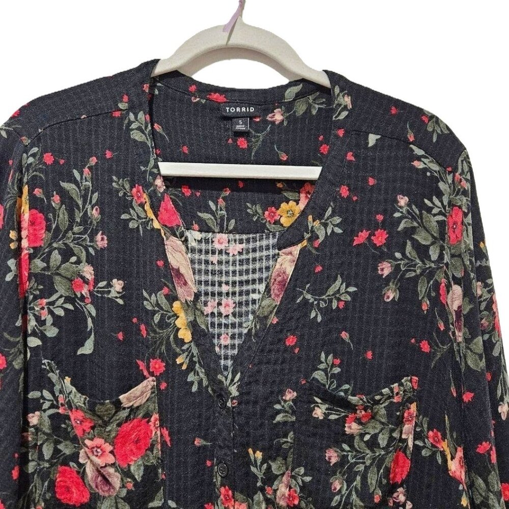 TORRID BLACK RED PINK GOLD FLORAL LONG SLEEVE V-NECK BABY DOLL TUNIC BLOUSE 5 - Picture 2 of 9